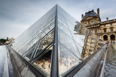 cam piramit önünde louvre Müzesi, paris, Fransa