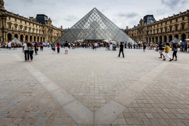 cam piramit önünde louvre Müzesi, paris, Fransa