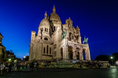 Dusk, Paris, Fransa 'daki Montmartre Hill' deki Sacre Coeur Katedrali