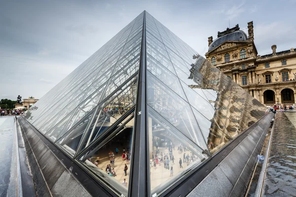 Skleněná pyramida před muzeum louvre, Paříž, Francie — Stock fotografie