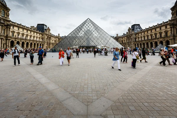 Pirámide de vidrio frente al Museo del Louvre, París, Francia — Foto de Stock