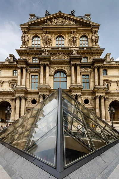 Pirámide de vidrio frente al Museo del Louvre, París, Francia —  Fotos de Stock