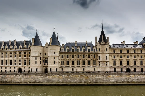 La Conciergerie, бывший королевский дворец и Prison в Париже, Фран — стоковое фото