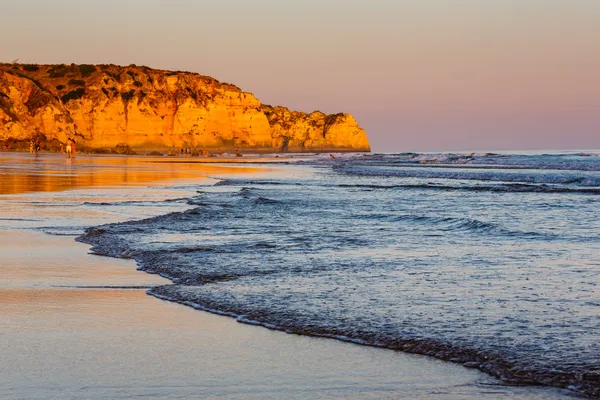 Tramonto sulla spiaggia di Porto de Mos a Lagos, Algarve, Portogallo — Foto Stock
