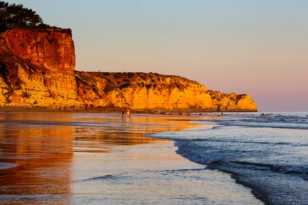 Pôr do sol na praia de Porto de Mos em Lagos, Algarve, Portugal — Fotografia de Stock