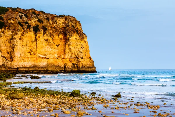 Iate Branco na Praia do Porto de Mos em Lagos, Algarve, Portugal — Fotografia de Stock