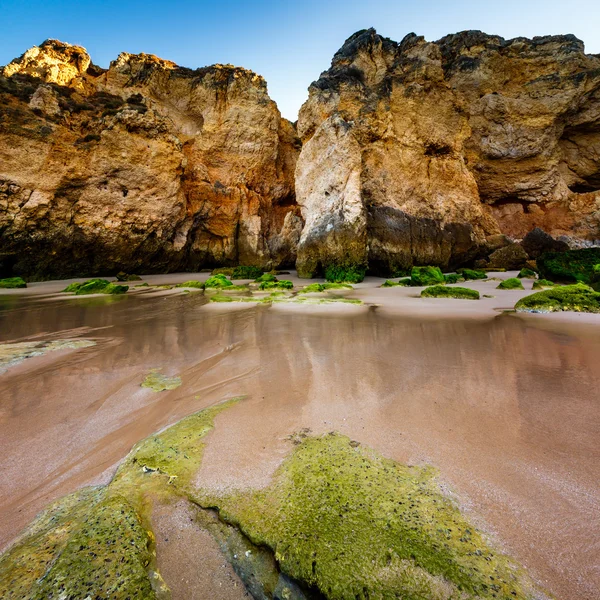 Зеленые камни на пляже Порто-де-Мош в Лагуше, Алгарве, Португалия — стоковое фото