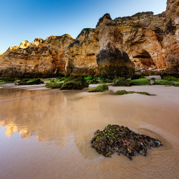Pietre verdi sulla spiaggia di Porto de Mos a Lagos, Algarve, Portogallo — Foto Stock
