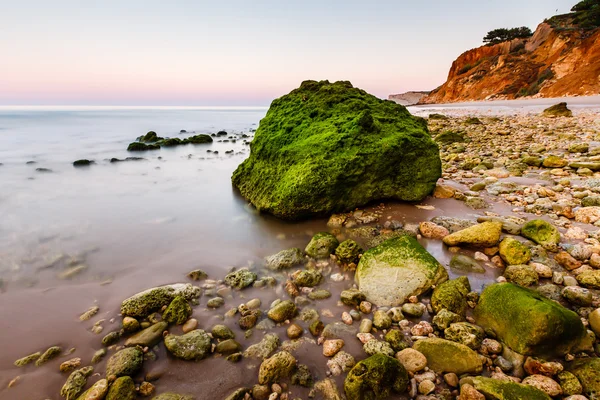 Zelené kameny na pláži porto de mos v Lagosu, algarve, Portugalsko — Stock fotografie