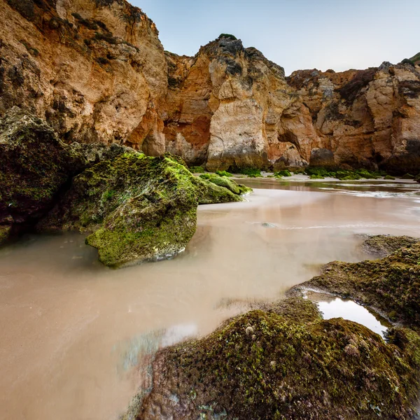 Zielone kamienie na plaży porto de mos w lagos, algarve, Portugalia — Zdjęcie stockowe