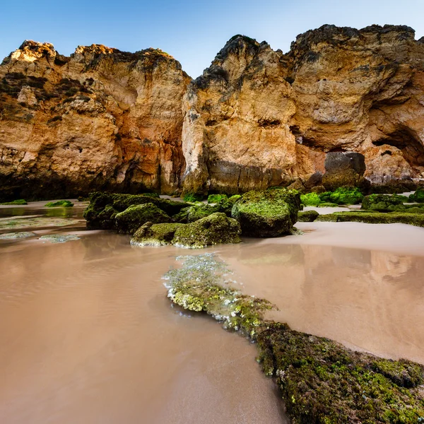 Зеленые камни на пляже Порто-де-Мош в Лагуше, Алгарве, Португалия — стоковое фото