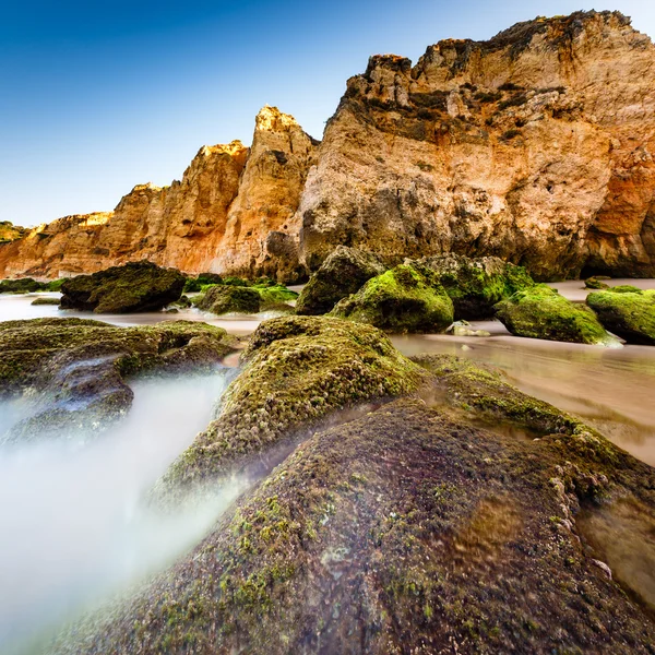 Pietre verdi sulla spiaggia di Porto de Mos a Lagos, Algarve, Portogallo — Foto Stock