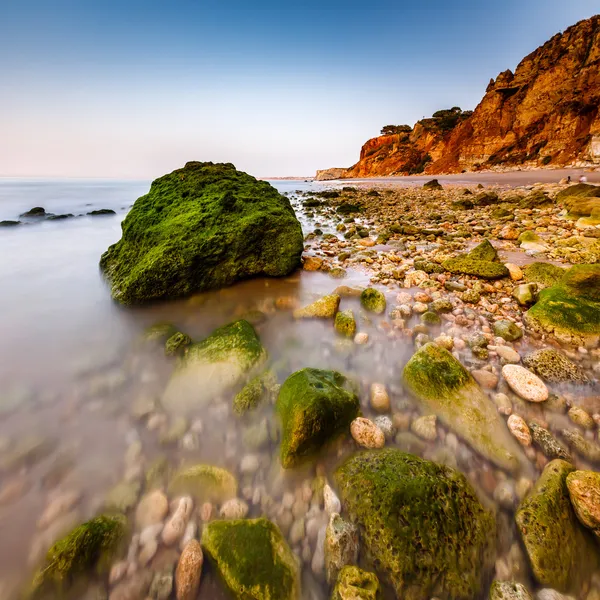 Rotsen en klippen van porto de mos strand in de ochtend, lagos, al — Stockfoto
