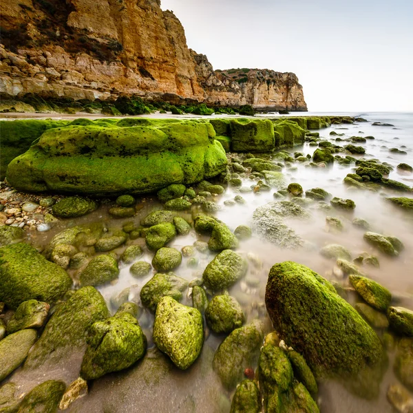 Rocce e scogliere di Porto de Mos Spiaggia al mattino, Lagos, Al — Foto Stock