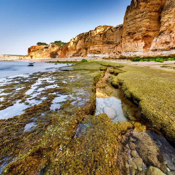 Felsen und Klippen des Porto de Mos Strand am Morgen, Lagos, al — Stockfoto