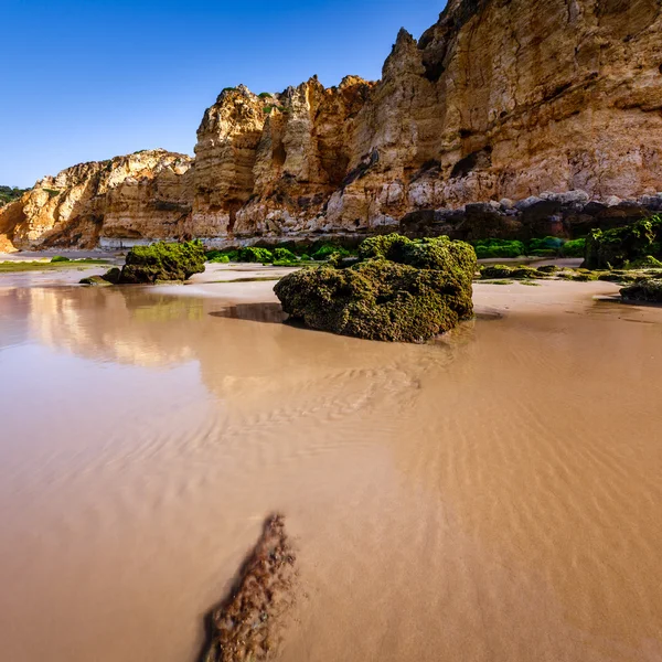 Роки и скалы пляжа Порто-де-Мош утром, Лагуш, Аль — стоковое фото