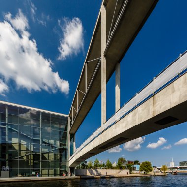 Alman Chancellery (Bundeskanzleramt) ve Spree köprüden Rive