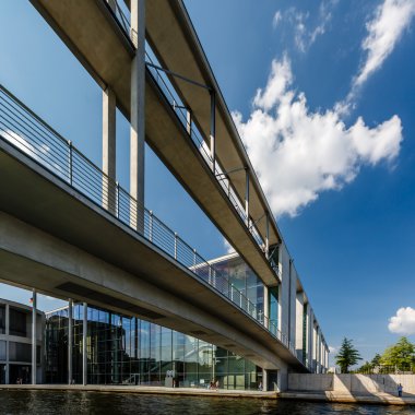 Alman Chancellery (Bundeskanzleramt) ve Spree köprüden Rive