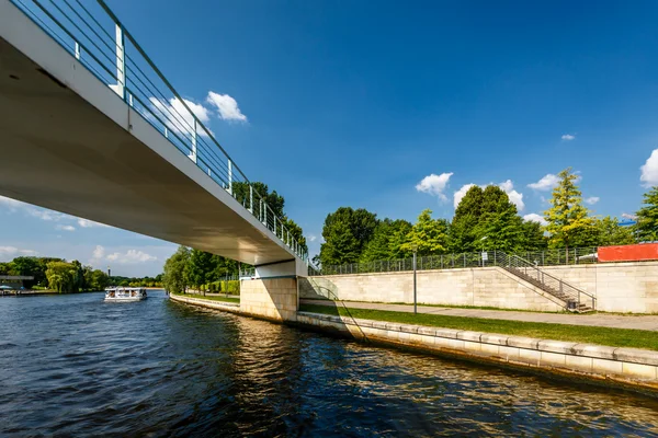 Yaya köprüsü spree Nehri Berlin, Almanya — Stok fotoğraf