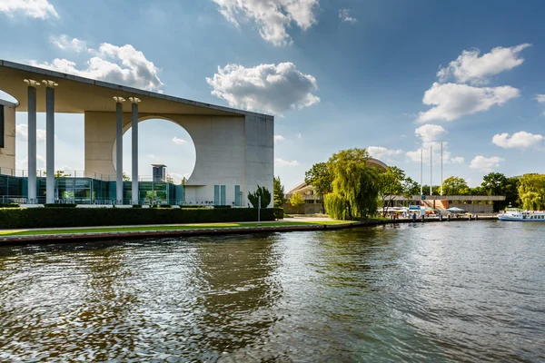 Německé kancléřky (Bundeskanzleramt) budova poblíž Reichstagu v — Stock fotografie