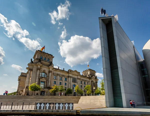 Görünümünü reichstag nehir spree, berlin, Almanya — Stok fotoğraf