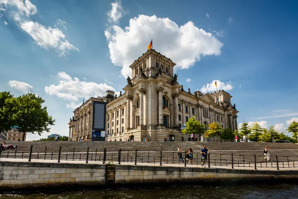 Widok Reichstagu od rzeki Szprewy, berlin, Niemcy — Zdjęcie stockowe