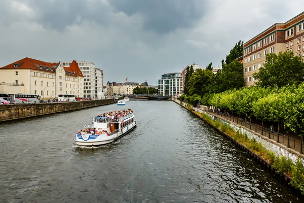 Spree Nehri 'nde bir tekne gezisi, Berlin, Almanya — Stok fotoğraf