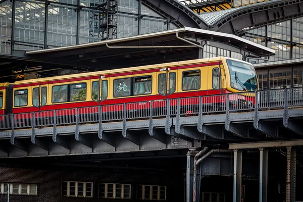 Comboio elétrico Chegou na estação U-Bahn em Berlim, Alemanha — Fotografia de Stock