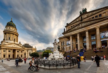 gendarmenmarkt Meydanı'nda Alman Katedrali ve konser salonunun olması
