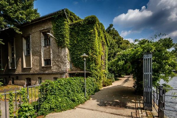 Spreeufer und Haus mit Weinreben, Berlin, Deutschland — Stockfoto