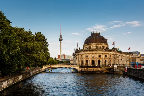 Nad rzekę Szprewę i Muzeum wyspa, berlin, Niemcy — Zdjęcie stockowe