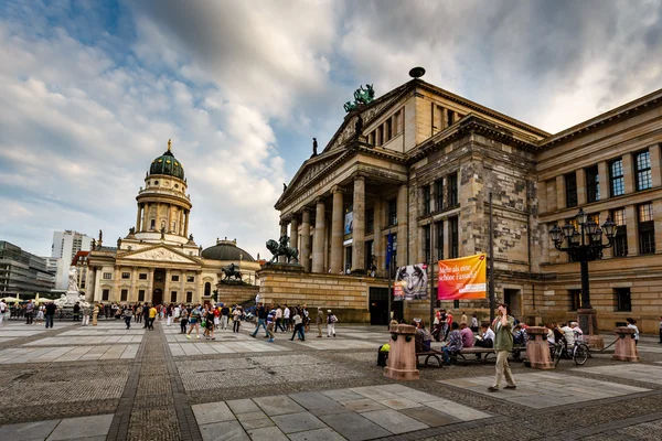 Catedral Alemã e Sala de Concertos na Praça Gendarmenmarkt em Be — Fotografia de Stock