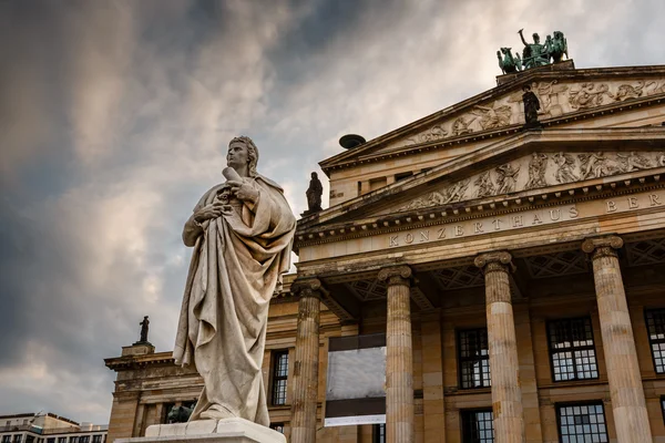 Friedrich schiller sculptuur en concert hall aan genaamd de gendarmenmarkt — Stockfoto