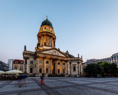 eveneing, berli gendarmenmarkt meydanında Alman Katedrali