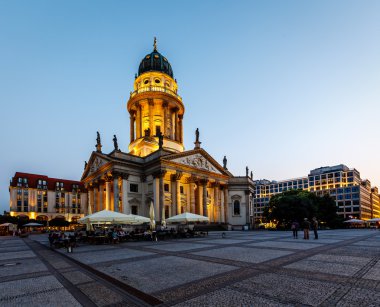 eveneing, berli gendarmenmarkt meydanında Alman Katedrali