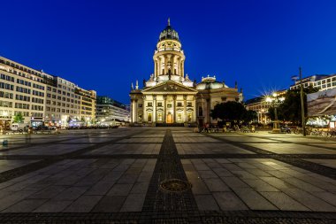 gendarmenmarkt gece, berlin, mikrop kare üzerinde Alman Katedrali