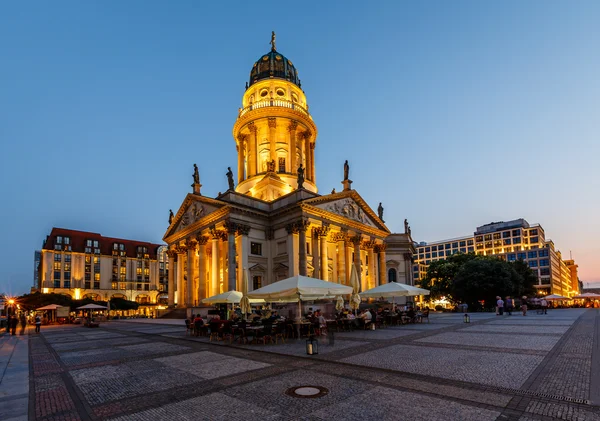 Catedral alemana en la plaza Gendarmenmarkt en la noche, Berli —  Fotos de Stock