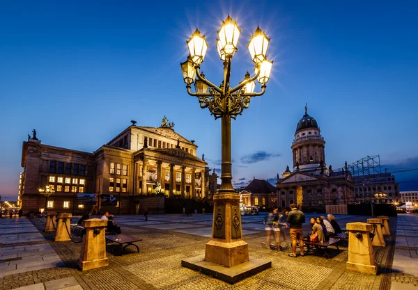 Frans kathedraal en concert hall op op ni plein genaamd de gendarmenmarkt — Stockfoto