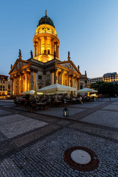 Catedral alemana en la plaza Gendarmenmarkt en la noche, Berli —  Fotos de Stock