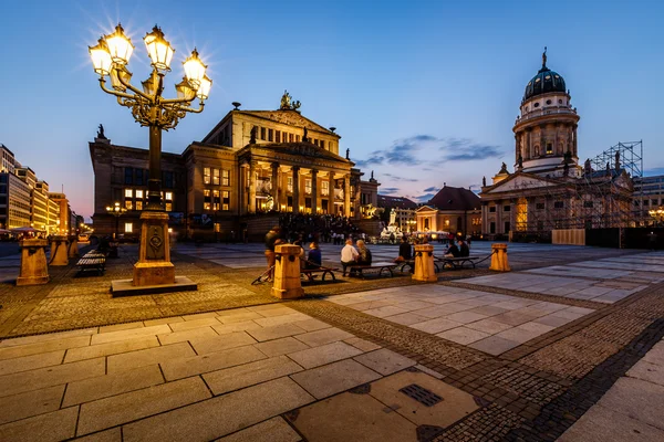 Cathédrale française et salle de concert sur la place Gendarmenmarkt à Ni — Photo