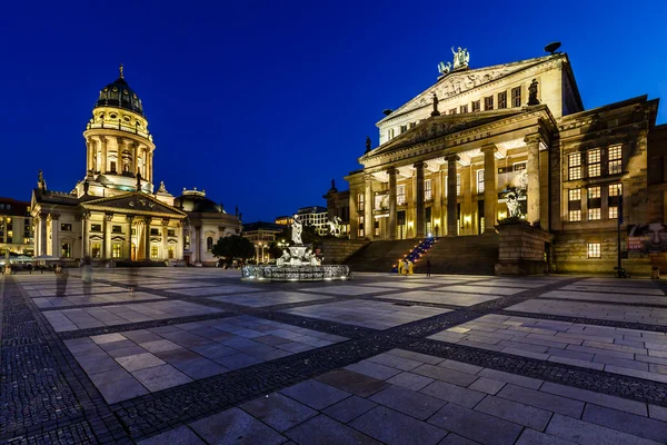 Německá katedrála a koncertní síň na gendarmenmarkt náměstí na ni — Stock fotografie