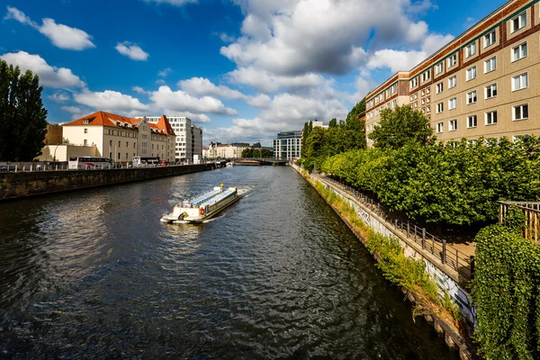 Gita in barca nel fiume Sprea, Berlino, Germania — Foto Stock