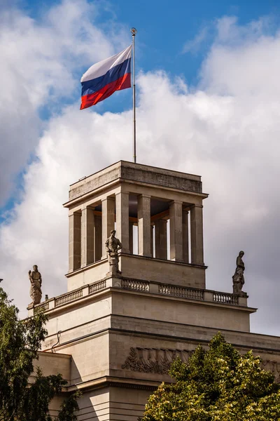 Russian Embassy Building and Russion Flag in Berlin, Germany — Stock Photo, Image