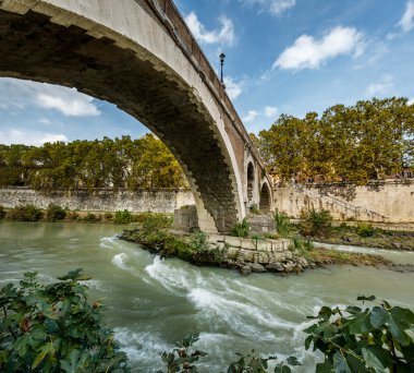 tiber Adası ve fabricio köprüden tiber Nehri Panoraması r