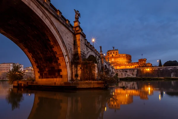 Castillo del Santo Ángel y Puente del Santo Ángel sobre el río Tíber — Foto de Stock