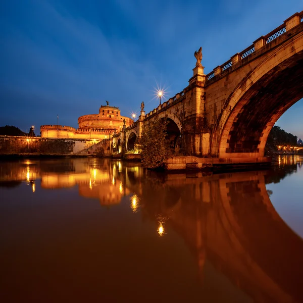 Castelo do Santo Anjo e Ponte do Santo Anjo sobre o Rio Tibre — Fotografia de Stock