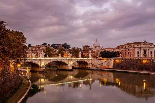 Argine illuminato del fiume Tevere e Cattedrale di San Pietro i — Foto Stock