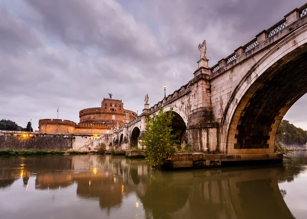 Castelo do Santo Anjo e Ponte do Santo Anjo sobre o Rio Tibre — Fotografia de Stock