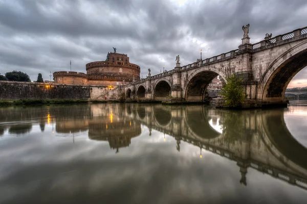 Pyhän enkelin linna ja Pyhän enkelin silta Tiber-joen yllä — kuvapankkivalokuva