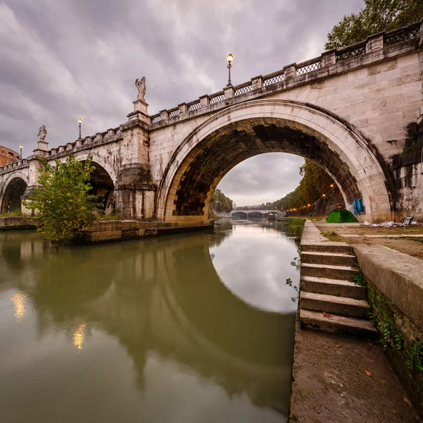 Pod mostem svatého anděla v ráno, Řím, Itálie — Stock fotografie